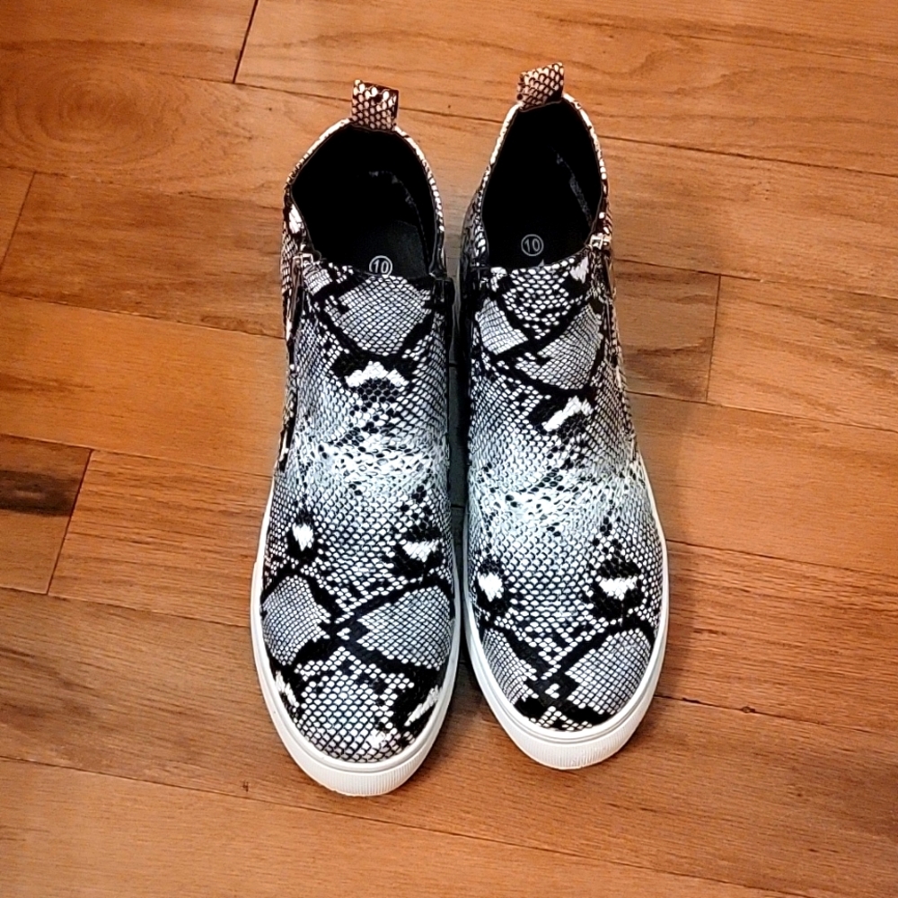 NWOT Snakeskin Platform Sneakers ✨️✨️✨️ Offers Accepted